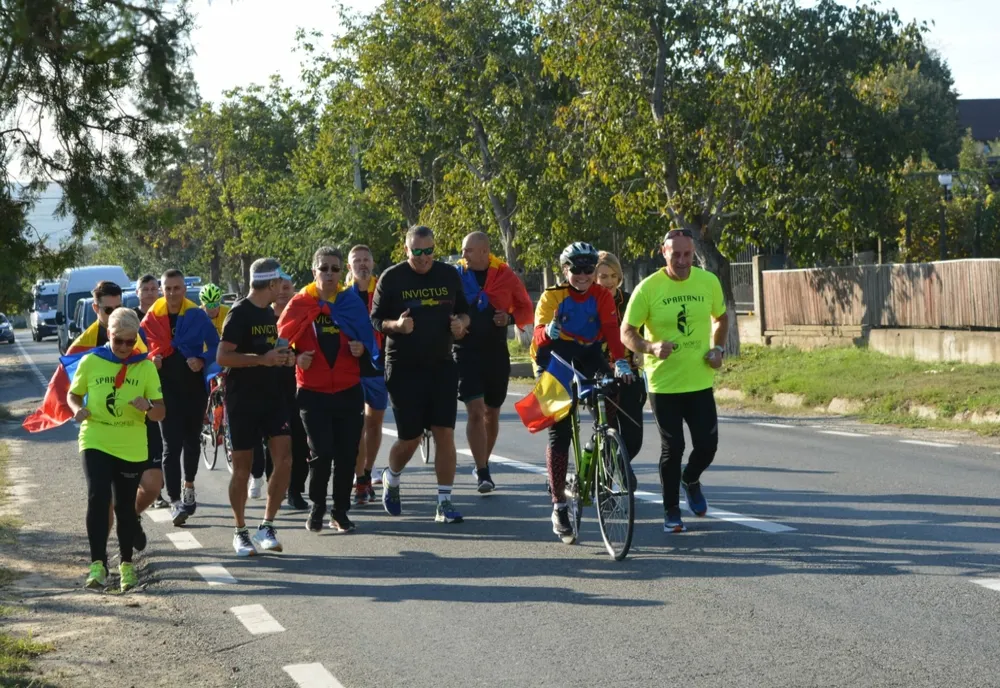 FOTO Jandarmii tulceni  au dus în alergare și pe bicicletă Ștafeta Veteranilor la Brăila