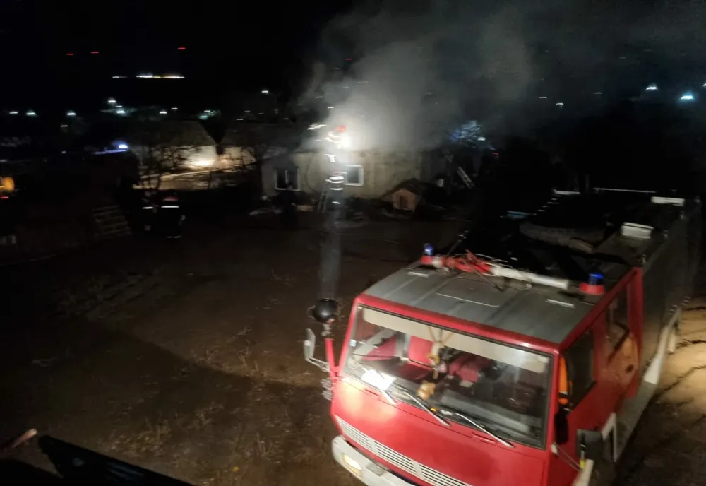 VIDEO Casă cuprinsă de flăcări în Rahmanu