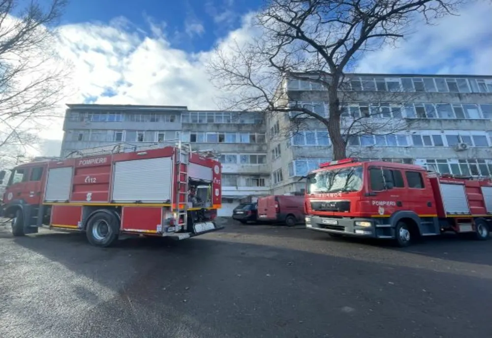 FOTO Incendiu într-un bloc din Tulcea. Degajări mari de fum