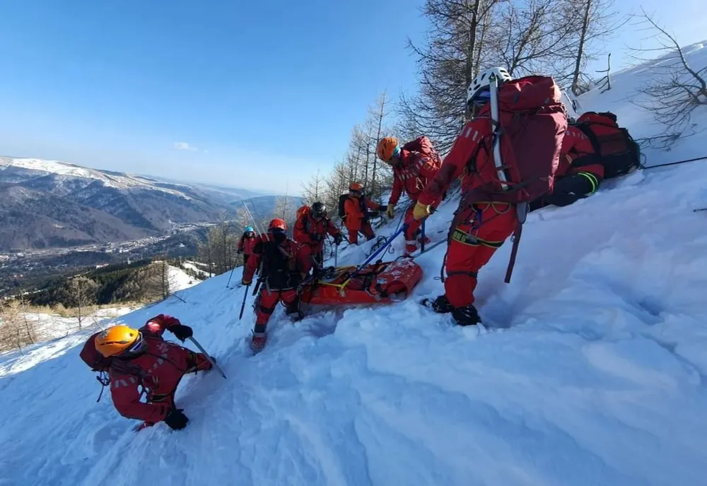 Peste 50 de persoane, salvate de pe munte în ultimele 24 de ore. Jumătate dintre ele, transportate la spital