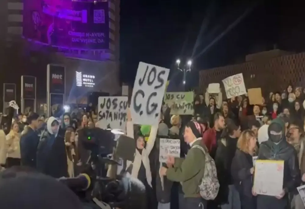 SUTE DE STUDENȚI PROTESTEAZĂ ÎN PIAȚA UNIVERSITĂȚII