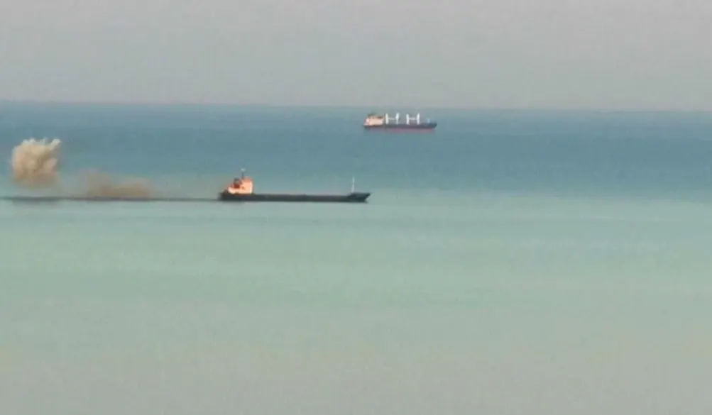 Cinci marinari salvați de pe nava care a luat foc, externați