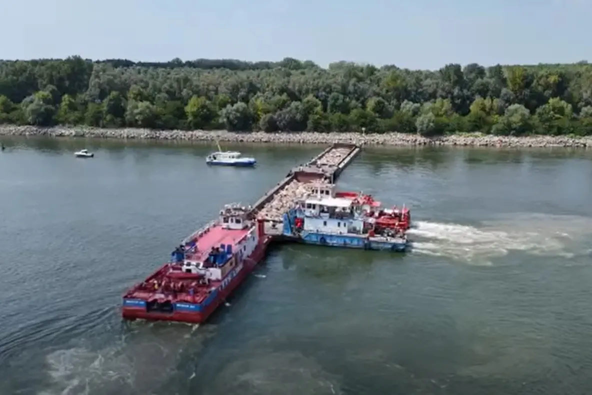Operațiune fără precedent pe Dunăre. Cum funcționează digul din barje care ajută centrala de la Cernavodă