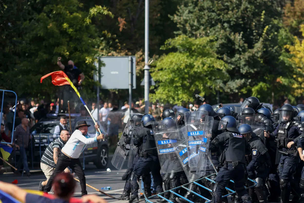 Ancheta după protestul violent din Piața Victoriei continuă: șapte persoane au fost reținute