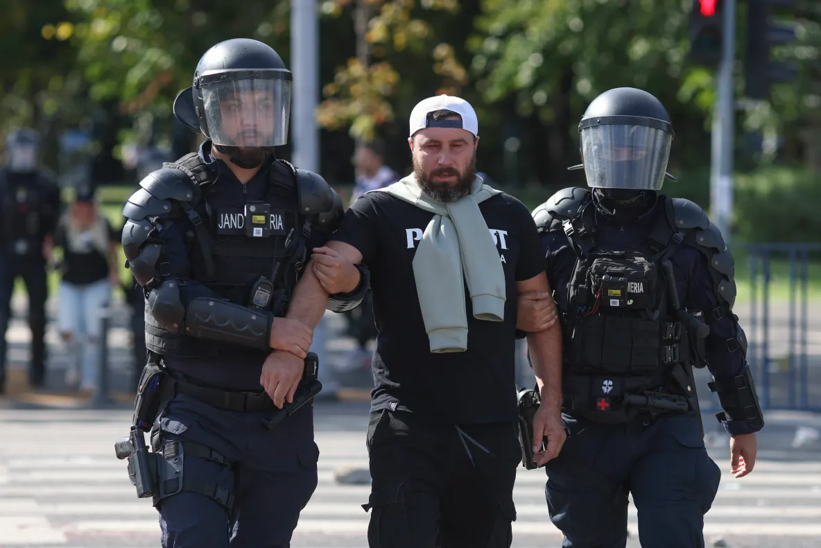 Noi arestări după violențele din Piața Victoriei. Instanța a decis măsuri preventive pentru protestatarii acuzați că au atacat jandarmii