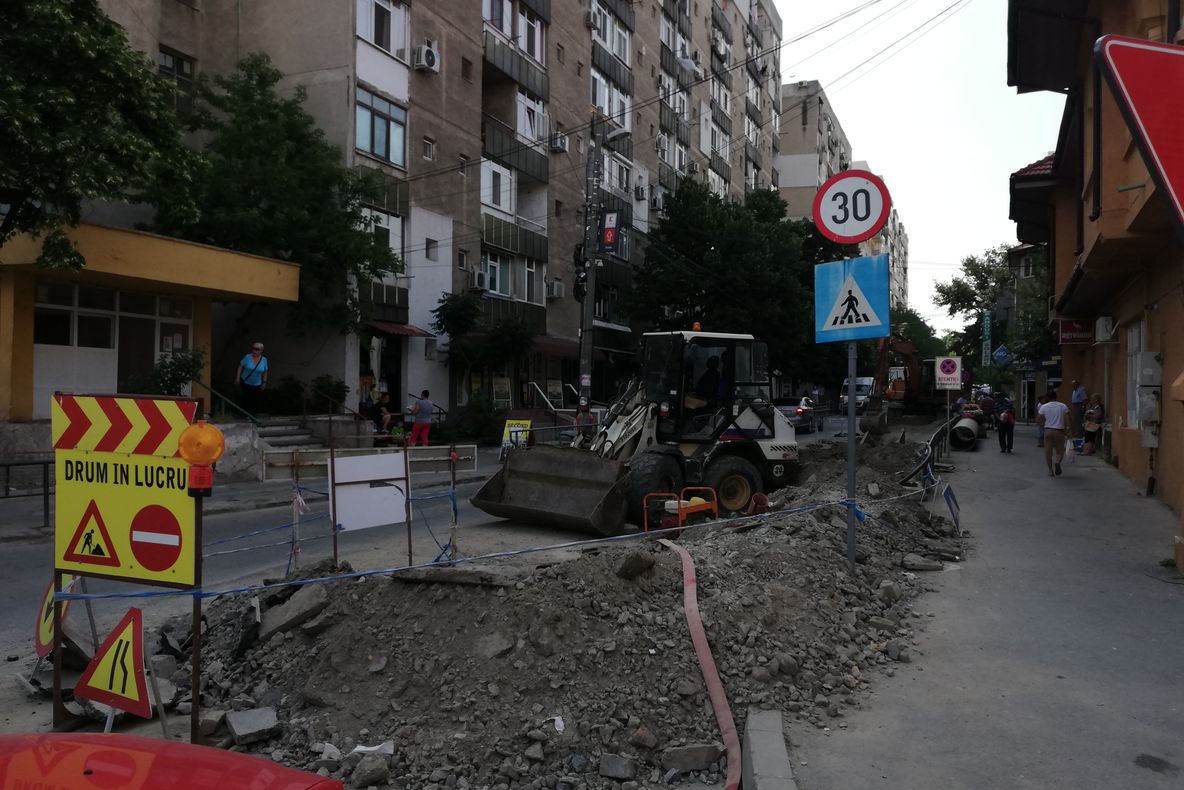 Lucrările de pe strada Păcii au fost oprite. Constructorul a fost lăsat fără utilaje de catre ANAF !