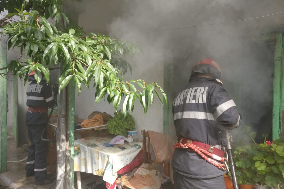 Incendiu la o casă din municipiu. O bătrână de 81 de ani, salvată la timp de pompieri