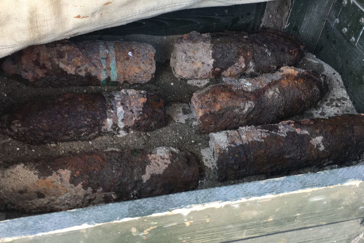 Şapte proiectile din război găsite la groapa de gunoi din Baia