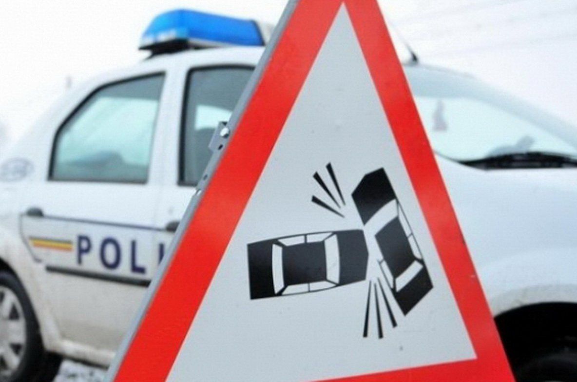 A intrat cu maşina în copac, între Agighiol şi Sabangia. O femeie a fost rănită