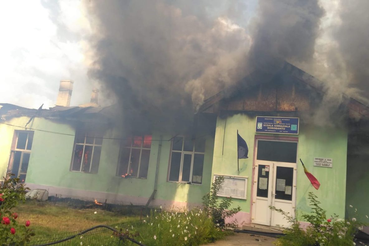 Arde şcoala generală din Dorobanţu!