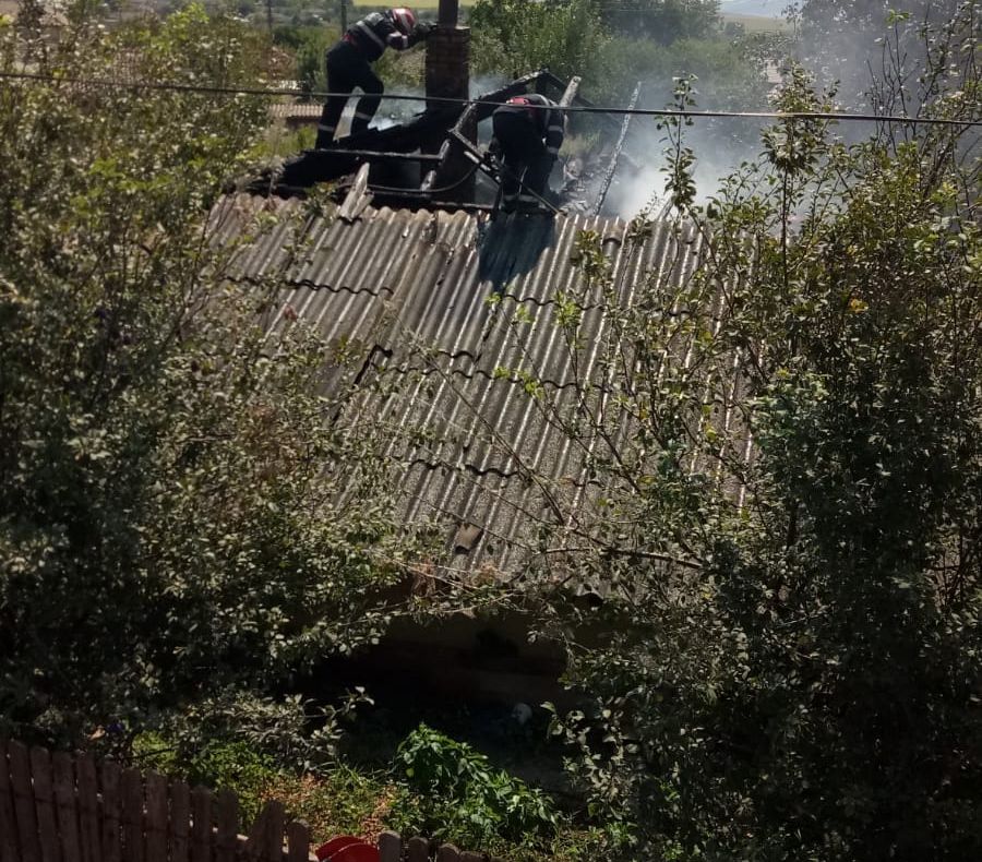 Pompierii intervin la un incendiu la Izvoarele