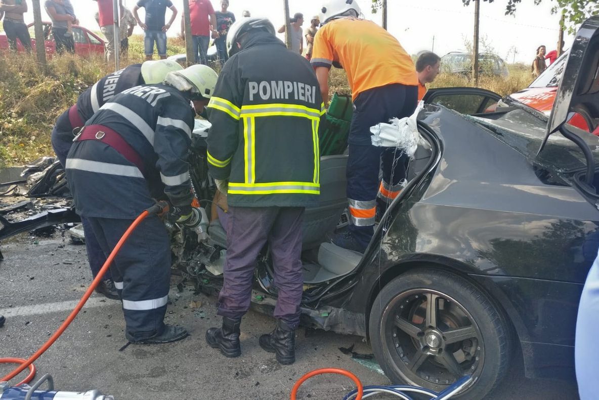 Accident grav cu trei victime încarcerate, pe drumul Tulcea - Agighiol