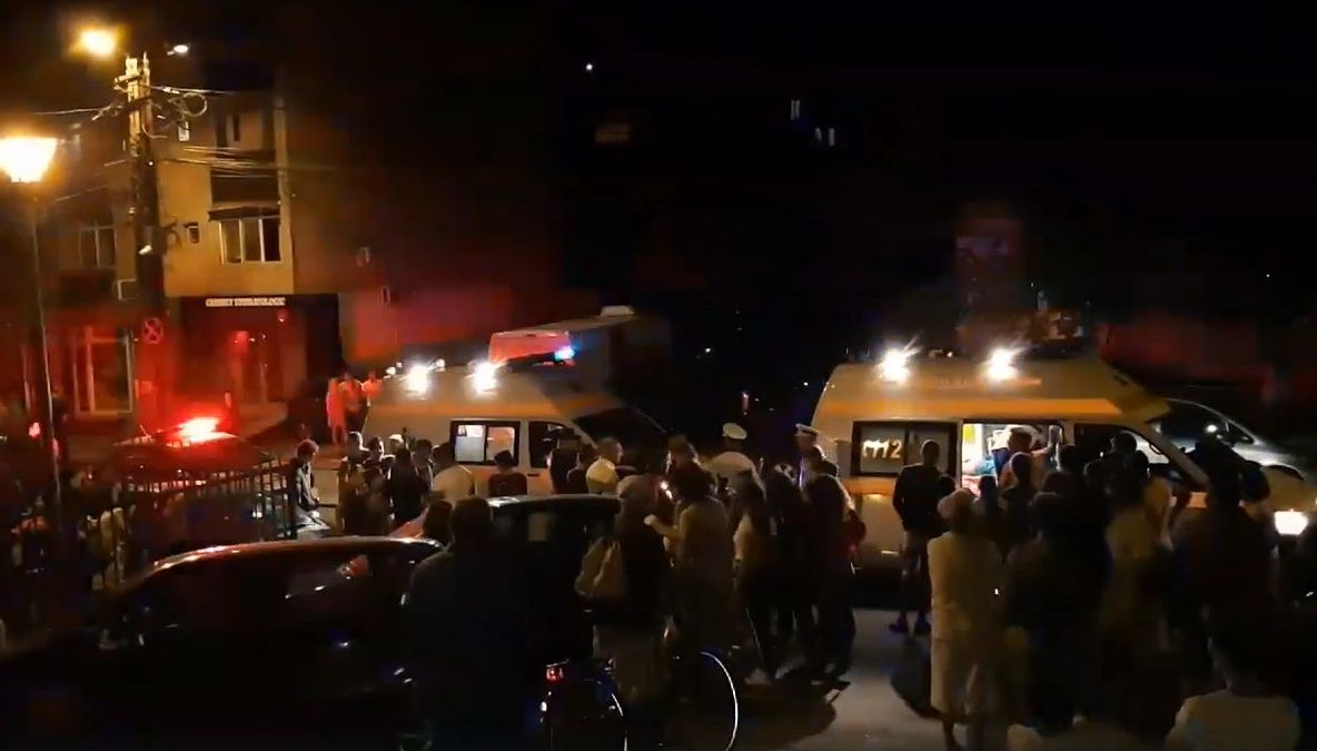 Doi copii de 10 și 12 ani, luați în convulsii de pe stradă după ce au fumat "ierburi"