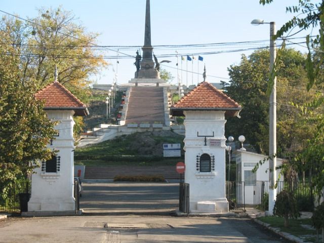O turistă din Craiova a fost accidentată la Monument de un autoturism care mergea în marșarier