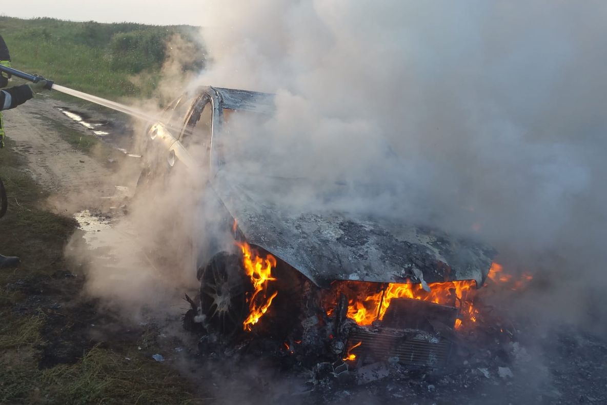 Mașină în flăcări la Iazurile