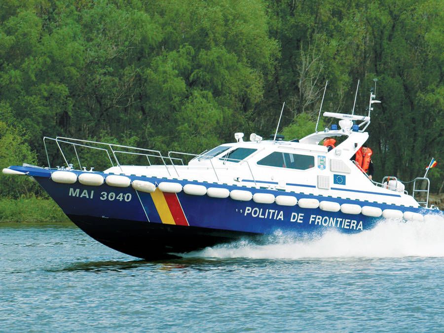 Doi turişti români aflați în pericol de scufundare,  salvaţi de poliţiştii de frontieră