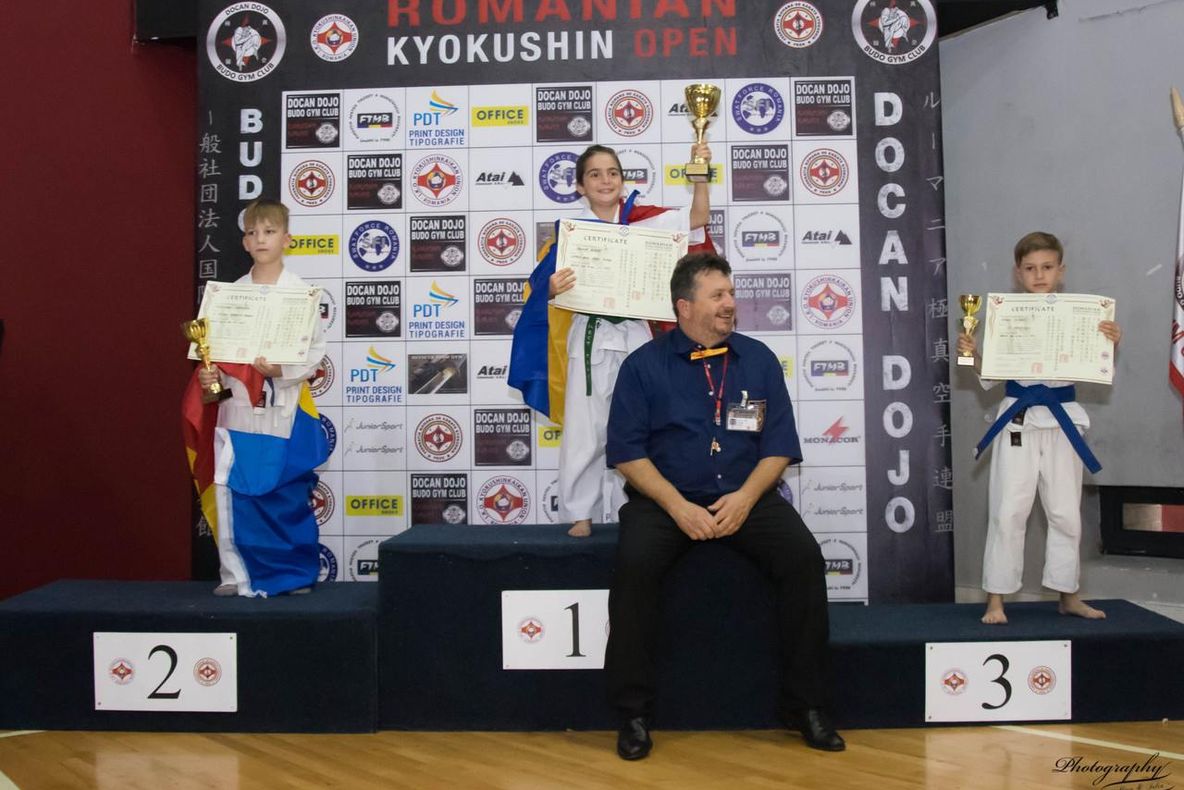 Karatiştii de la Nippon Dojo au cucerit podiumul de 17 ori la Open-ul de la Bucureşti