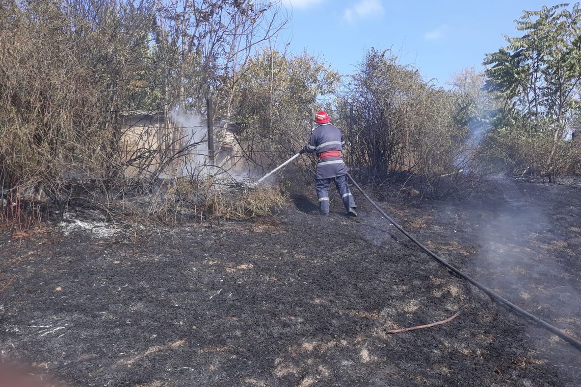 Trei case au fost la un pas să ia foc, din cauza unui incendiu de vegetaţie