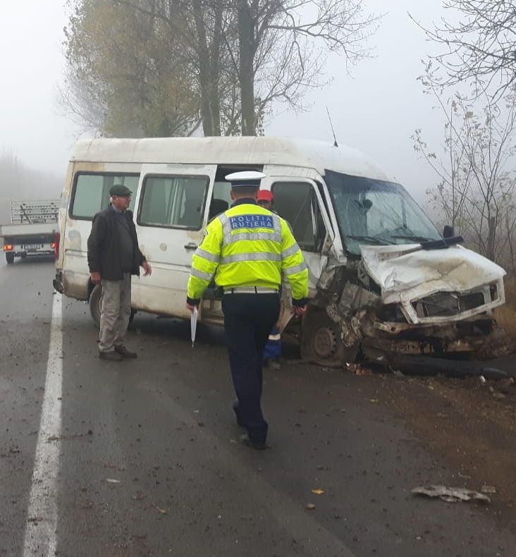 Șofer rănit după ce a intrat în plin într-un microbuz, după care s-a răsturnat