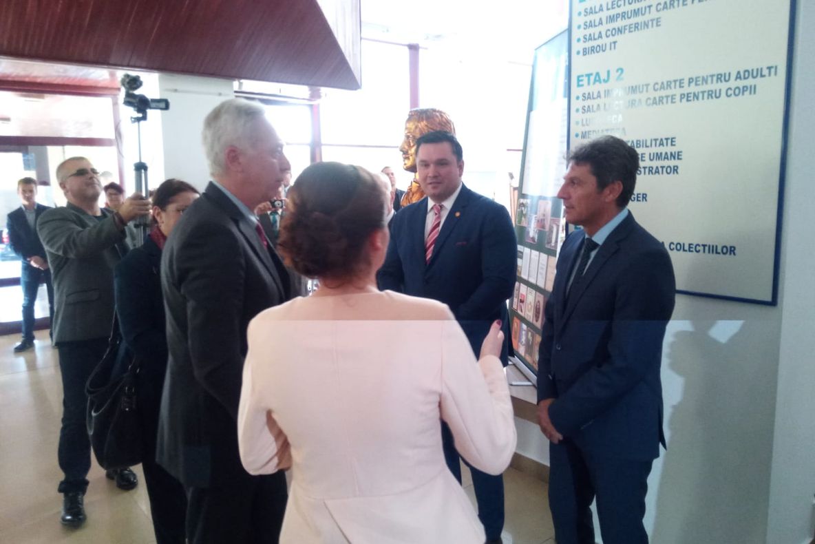 În prezenţa Excelenţei Sale, Hans Klemm: „American Shelf” inaugurat la Biblioteca Judeţeană Panait Cerna