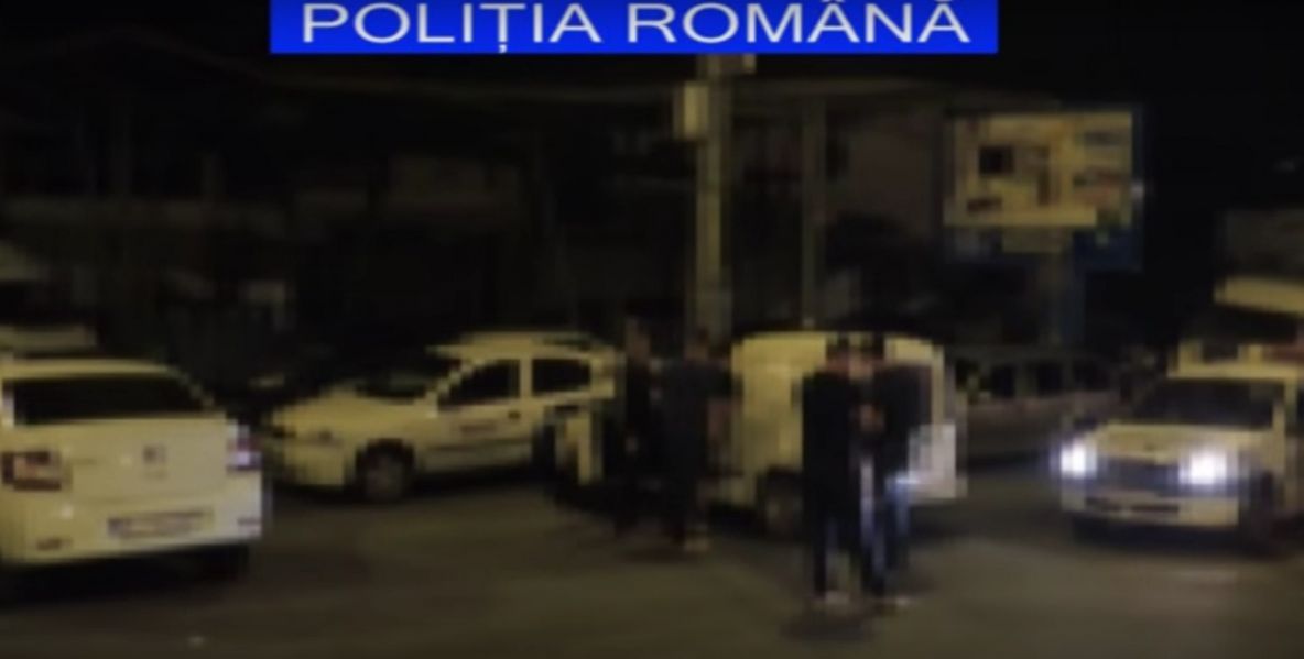 Trei hoţi prinşi chiar când încercau să fure o maşină