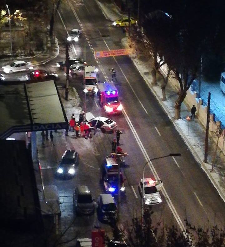 S-a înfipt cu maşina într-un stâlp de pe contrasens, la câţiva metri de pompele de combustibil