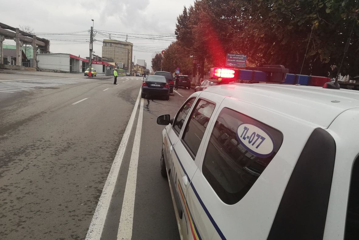 Doi pietoni loviţi pe trecerile de pietoni de pe Isaccei