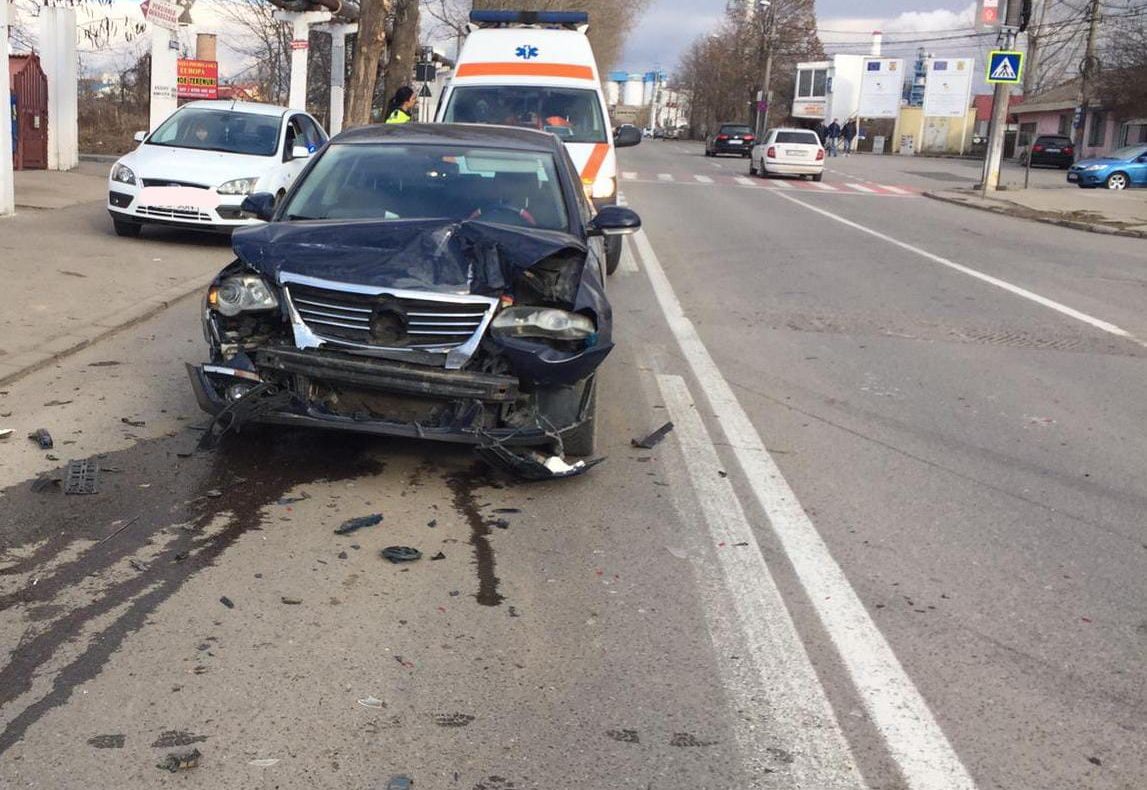 Accident cu trei maşini în faţă la "Agricol". Patru persoane sunt rănite