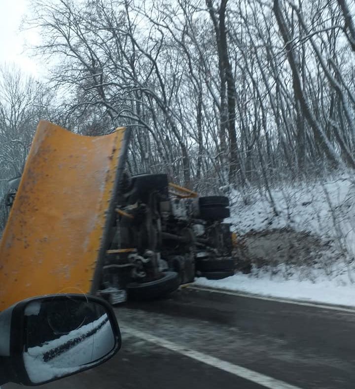 Utilaj de deszăpezire rasturnat în pădurea Topolog