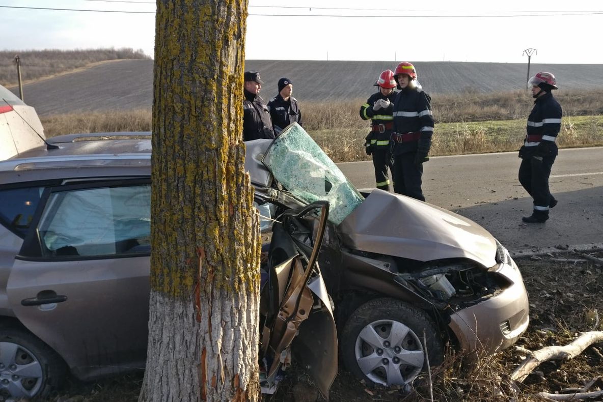 Accident rutier între Tulcea şi Agighiol. Persoană încarcerată