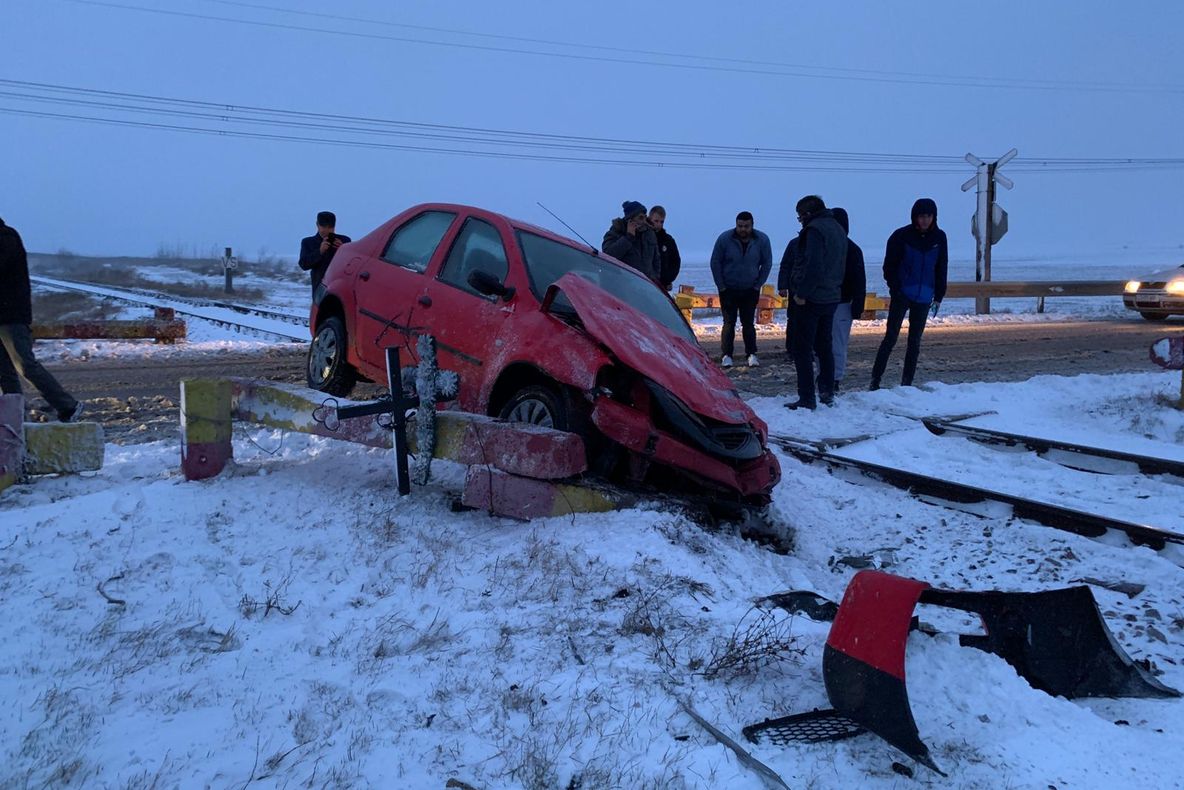 Maşină spulberată de tren la limita cu judeţul Constanța