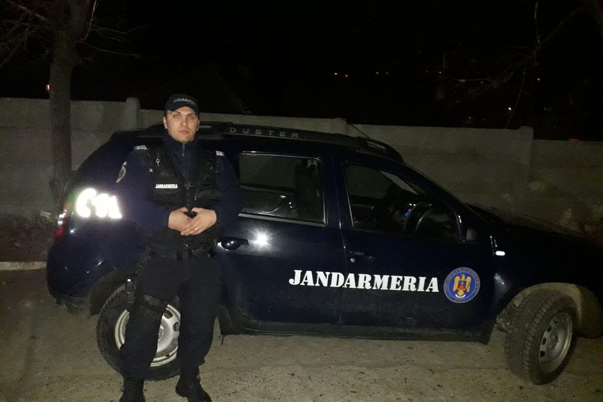 Doi minori de 12 şi 13 ani prinşi de jandarmi la Babadag, imediat după ce au spart un magazin