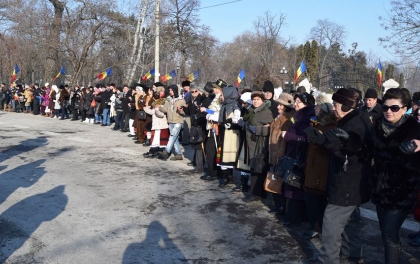 Fasole cu afumătură şi ceai cald pentru cine se prinde în Hora Micii Uniri!