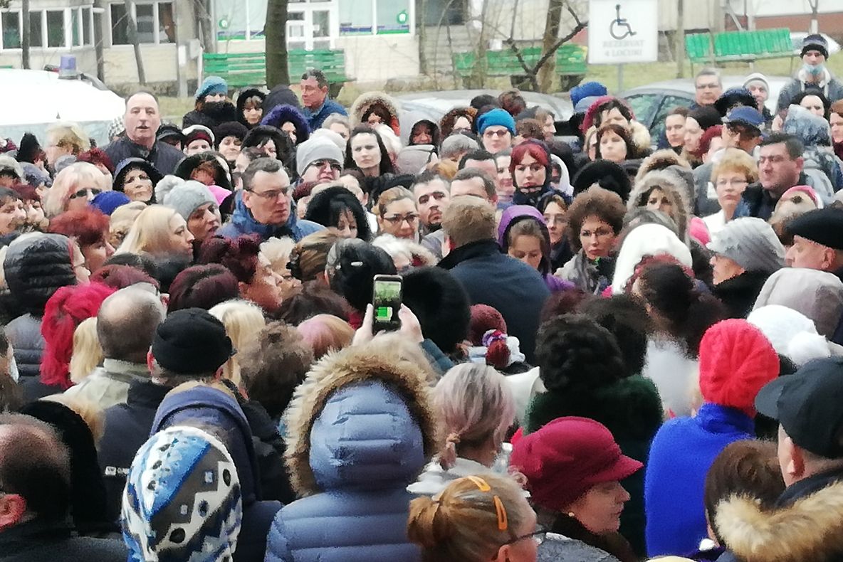 Protest spontan la Spitalul Judeţean Tulcea. "Vrem banii înapoi!"- au strigat protestatarii