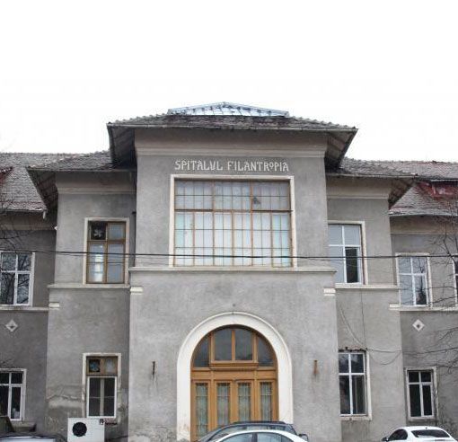 Un tânăr de 16 ani a intrat peste o bătrână de 82 de ani, a bătut-o şi a ameninţat-o cu un cuţit, pentru câţiva lei