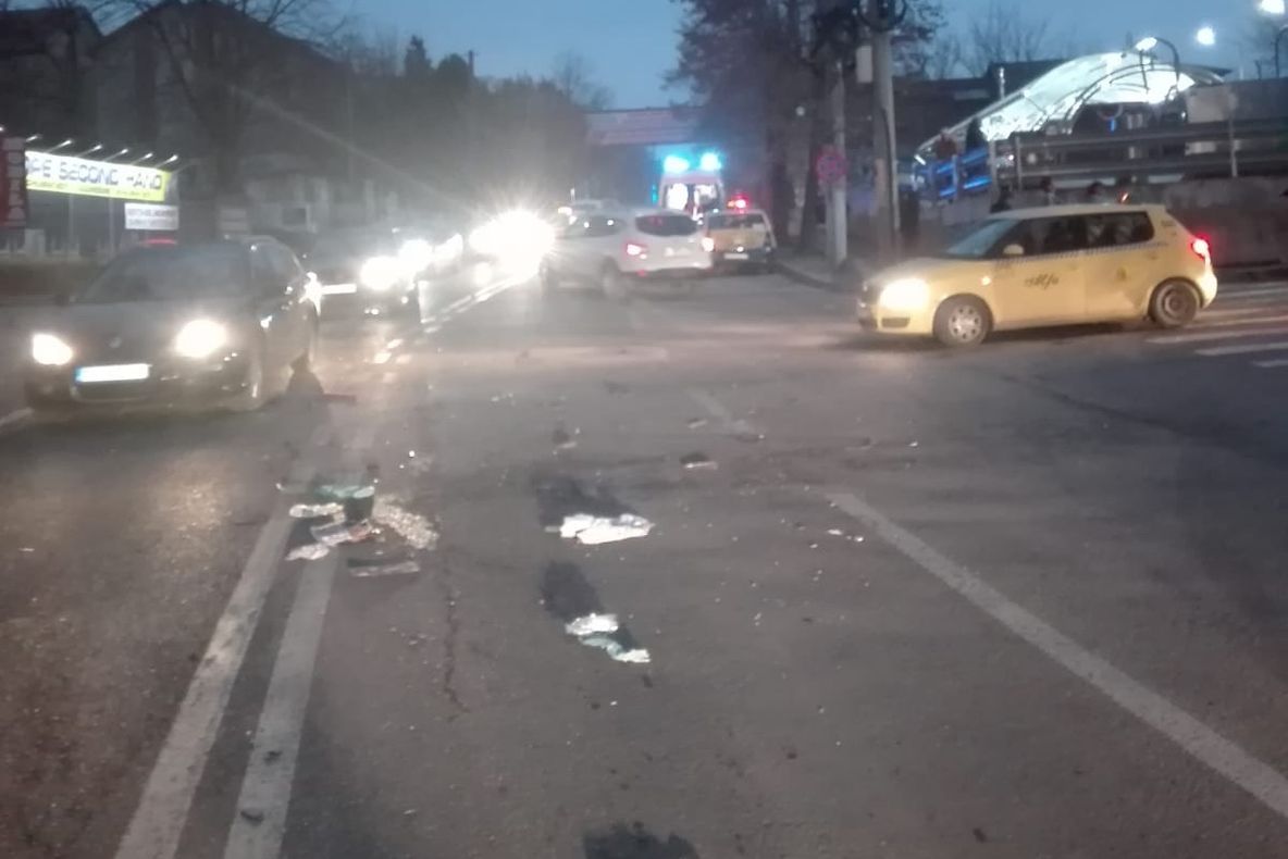 Accident rutier în intersecţia Isaccei - Taberei. Două persoane au ajuns la spital