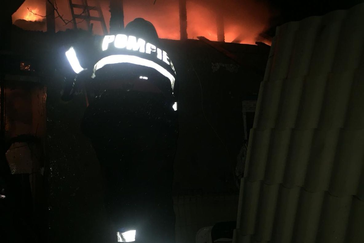 Două case din Vărărie au fost cuprinse de flăcări