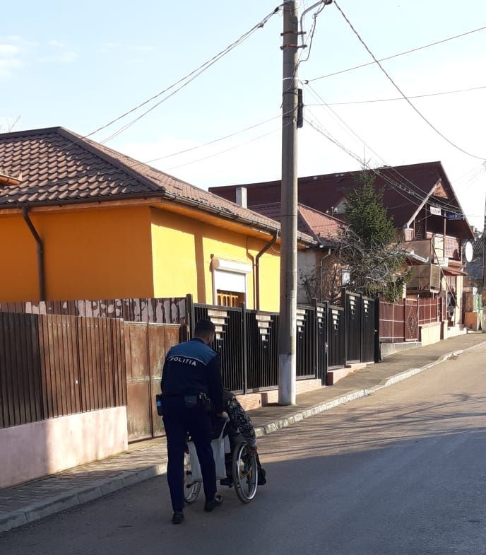 UN BĂTRÂN CU PROBLEME LOCOMOTORII, AJUTAT DE POLIȚIȘTII TULCENI