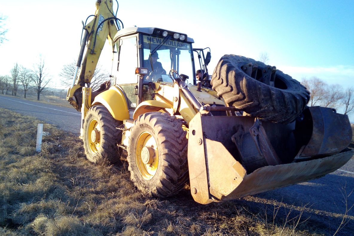 Comuna Niculiţel a donat un buldoexcavator „fraţilor” de peste Prut