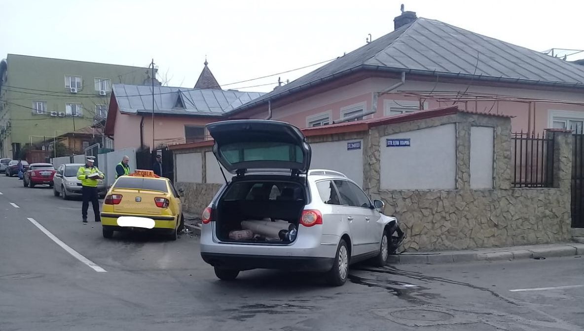 Maşină de şcoală, lovită de o şoferiţă neatentă. Eleva a ajuns la spital
