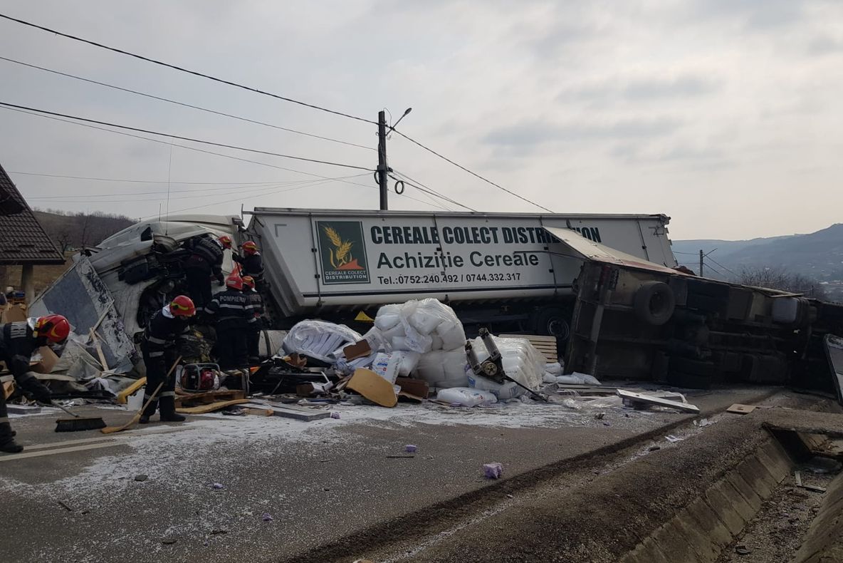 Accident cumplit aproape de Iaşi, implicate două TIR-uri din Tulcea! Şoferii răniţi grav sunt la spital