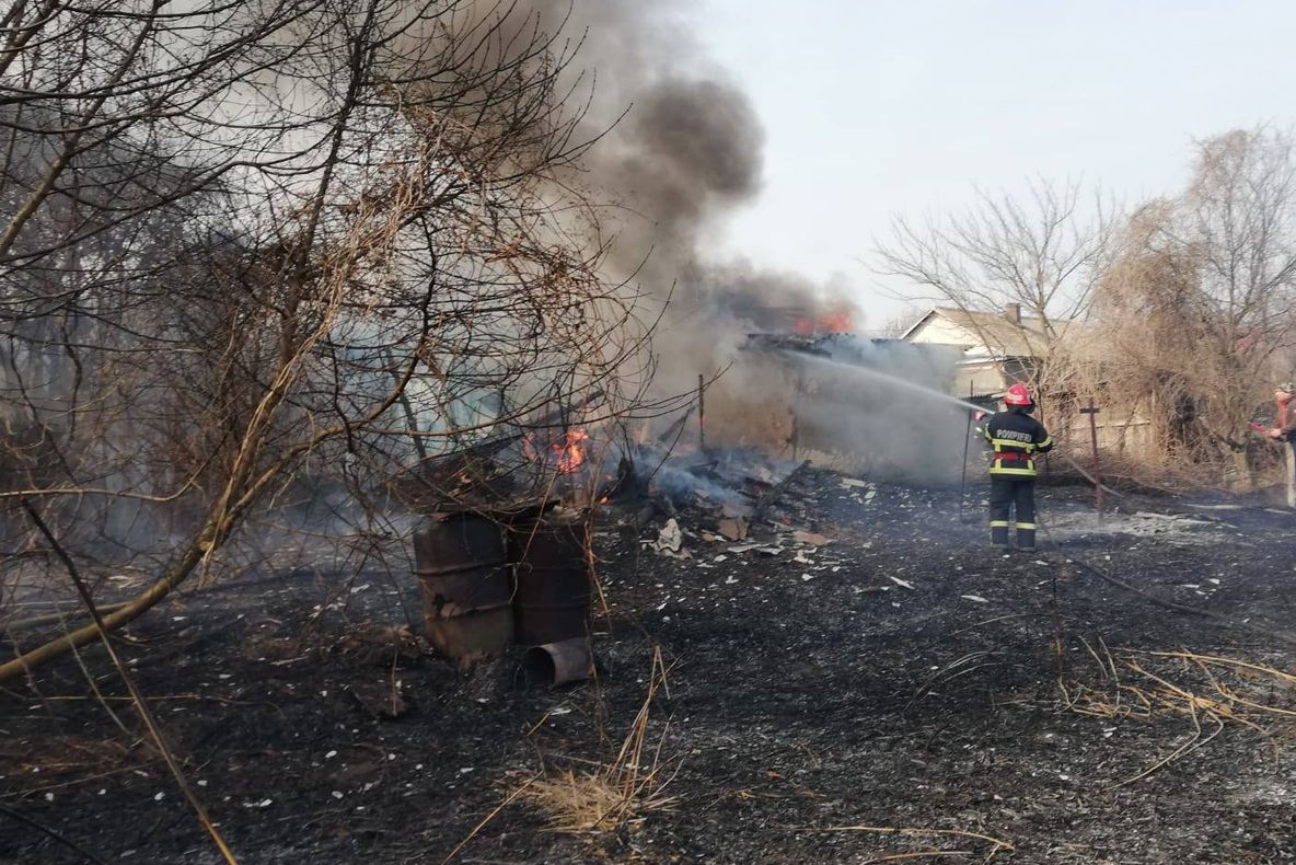 Foc deschis la Pătlăgeanca: 20 de hectare de teren şi 6 gospodării afectate de incendiu