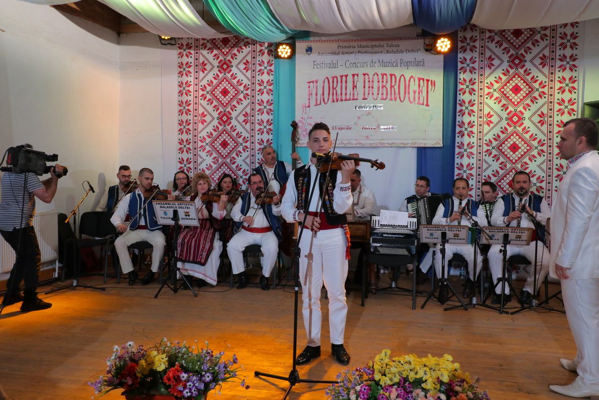 Vioristul Dragoș Vlădeanu, câștigătorul Marelui Premiu al Festivalului-Concurs de Muzică Populară „Florile Dobrogei”