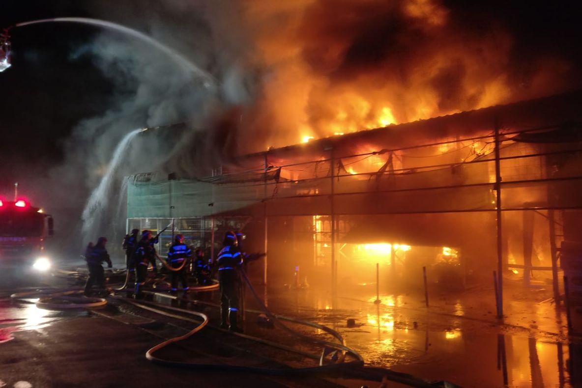 Incendiu de proporții la depozite. Arde magazinul Zamfir! Sprijin și de la Babadag și Măcin!