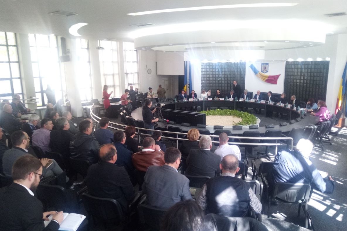 Miniștrii Suciu și Teodorovici sub tirul primarilor tulceni