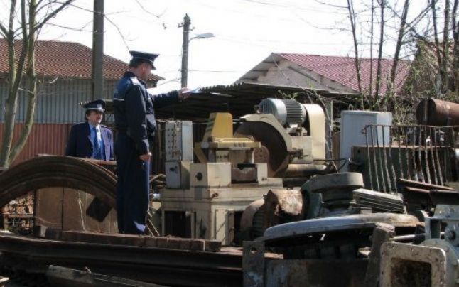 Transportau aproape cinci tone de deşeuri feroase fără documente legale