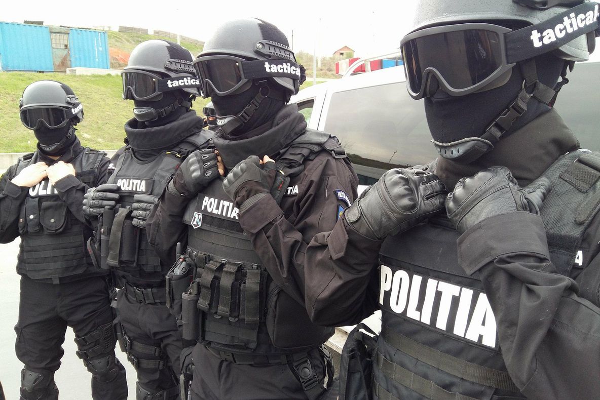 Mascaţii au împiedicat un scandalagiu beat să se arunce pe geam de la etajul 3