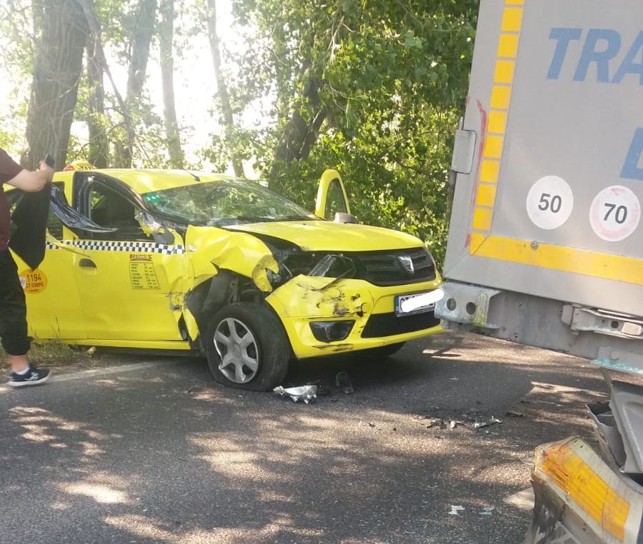 S-a înfipt cu TAXI-ul în camion. Pasagerul a ajuns la spital