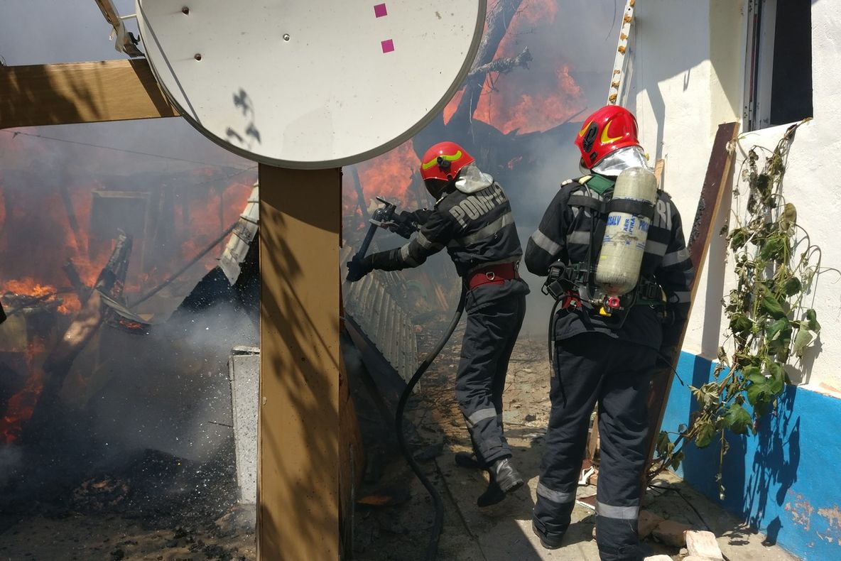 Trei case în pericol să fie mistuite într-un incendiu.