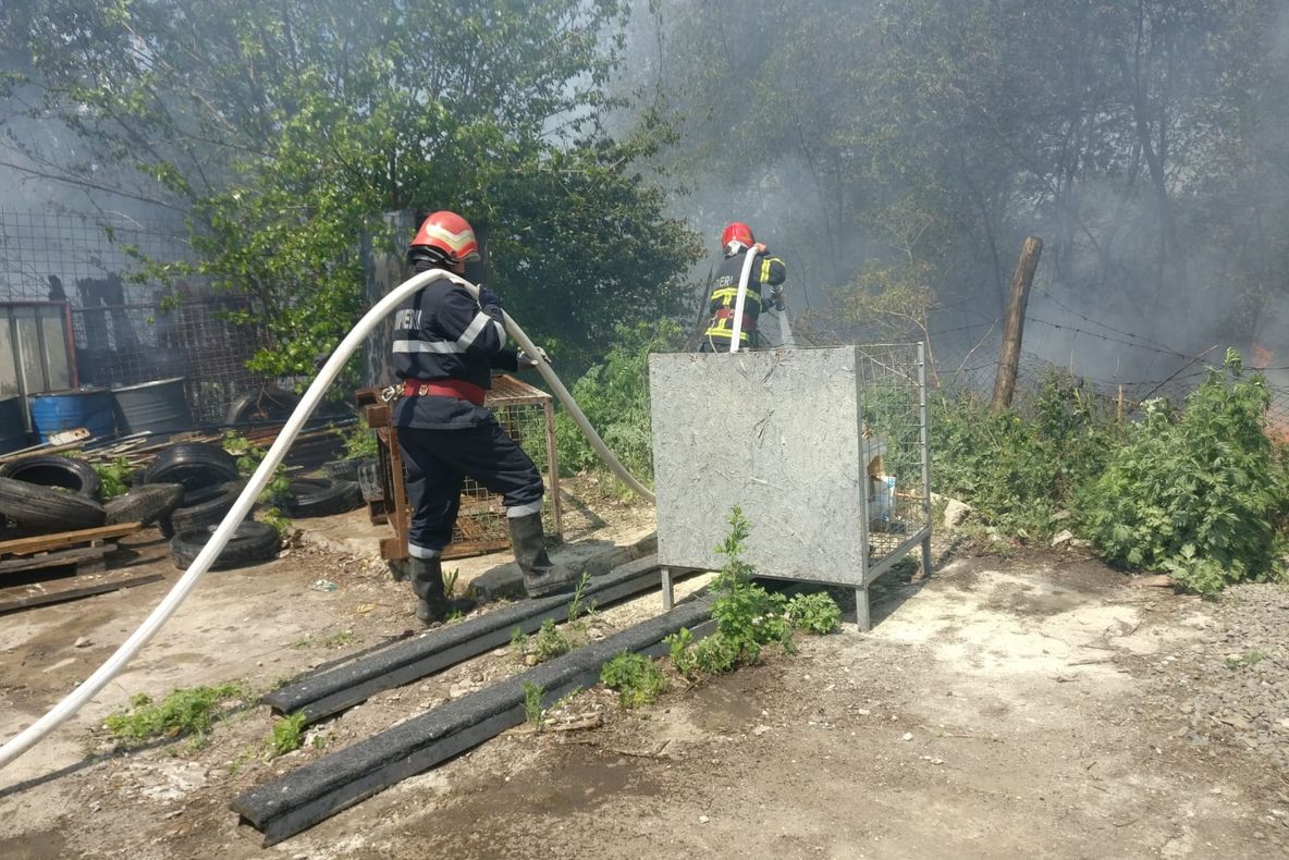 Incendiu la periferia municipiului în zona halelor industriale. Un bărbat a suferit arsuri la membrele superioare